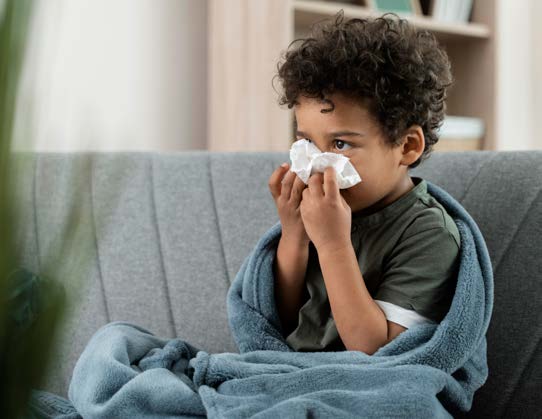 Infecções respiratórias graves avançam no Brasil e acendem alerta para crianças