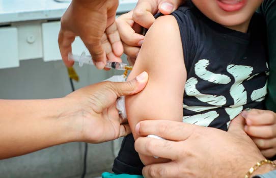 Infecções respiratórias graves avançam no Brasil e acendem alerta para crianças