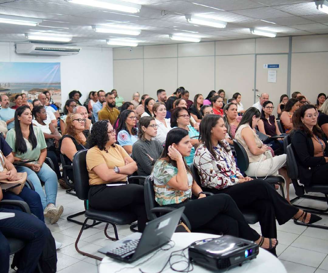 Novos profissionais da saúde em auditório durante acolhimento da SMS