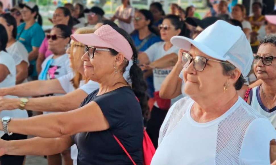 Participantes do Programa Academia da Cidade fazendo exercícios