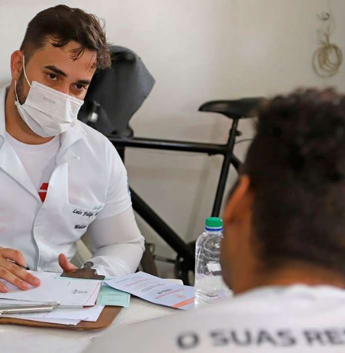 Profissional de saúde atende usuário em Unidade de Saúde da Família
