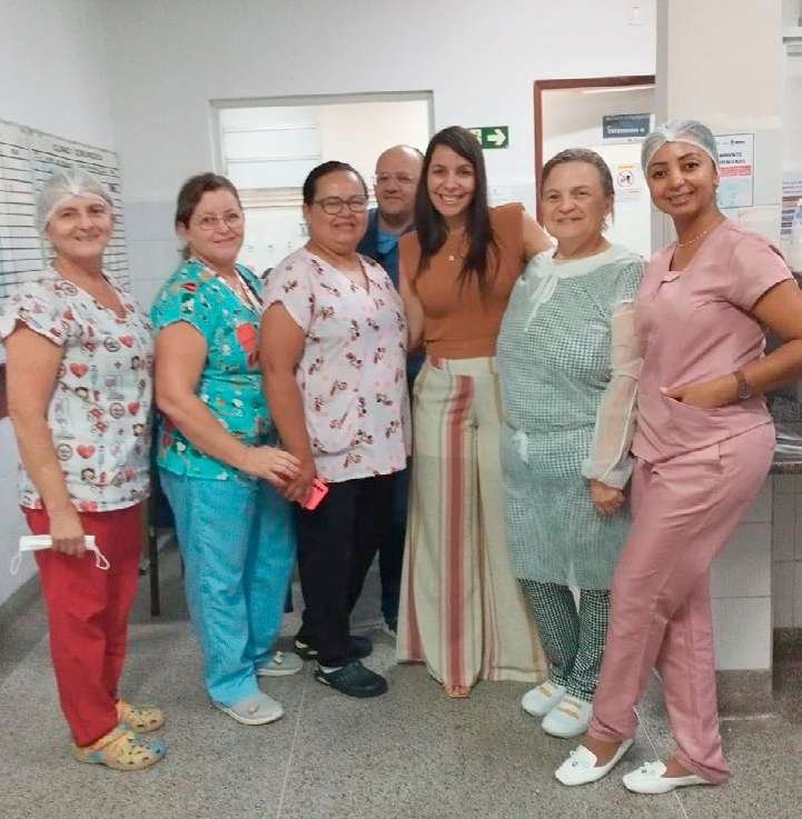 Adriana Meneses posa com grupo de profissionais de saúde
