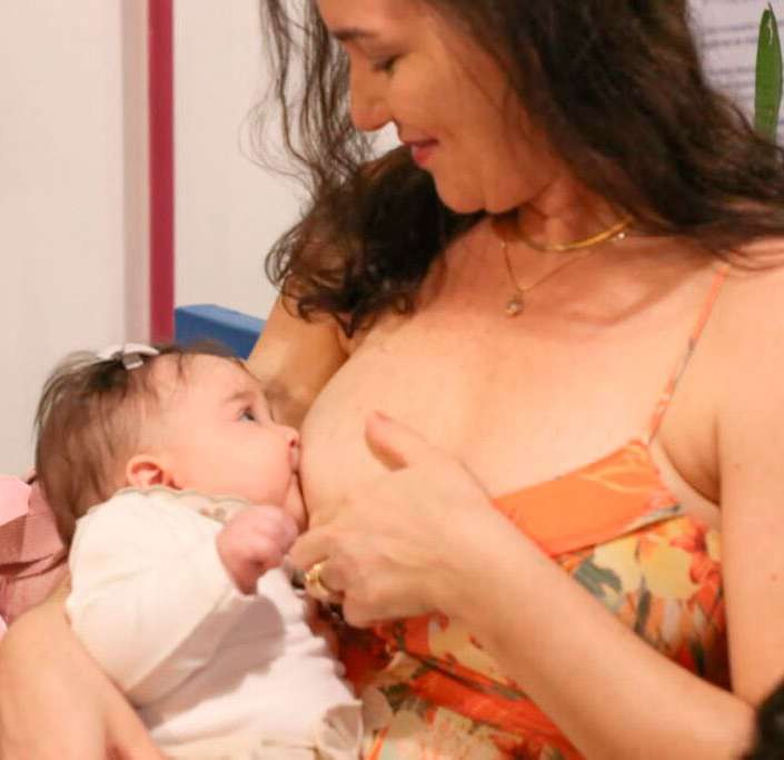 Mãe amamentando o bebê