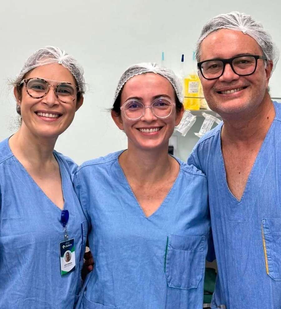 Os mastologistas Aline Valadão, Lígia Teixeira e Thiers Déda no centro cirúrgico