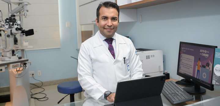 Dr. Allan Luz, oftalmologista, em consultório