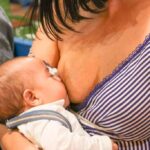 Mãe amamentando o bebê