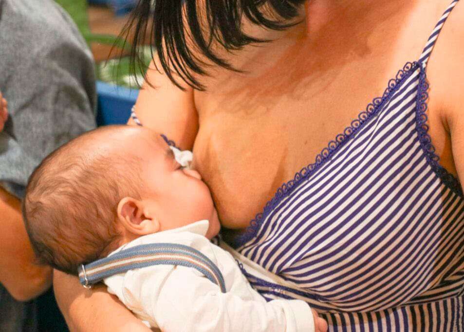 Mãe amamentando o bebê