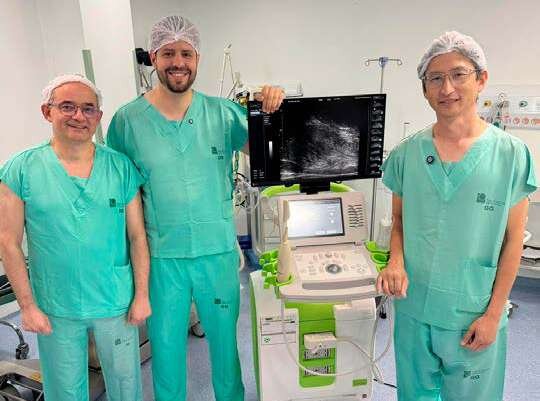 Dr. André Yoichi e equipe ao lado do equipamento de micro-ultrassom