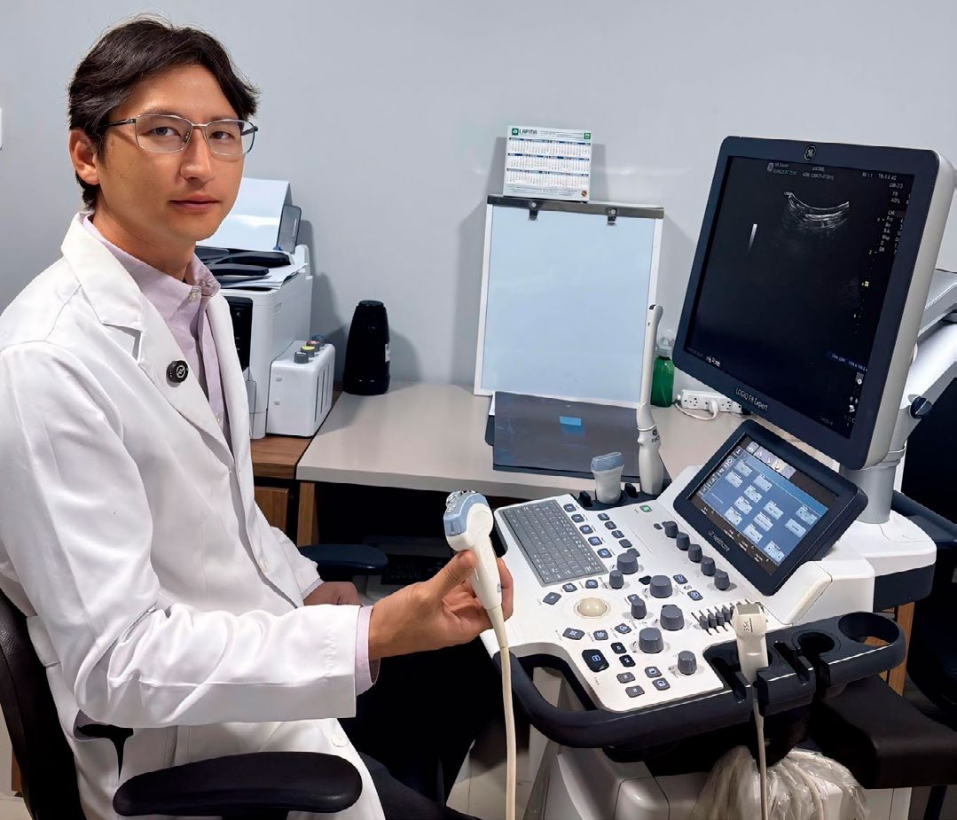 Dr. André Yoichi, urologista, com aparelho de ultrassom