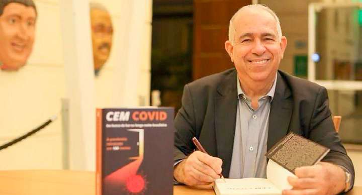 Dr. Sousa autografando o livro Cem Covid