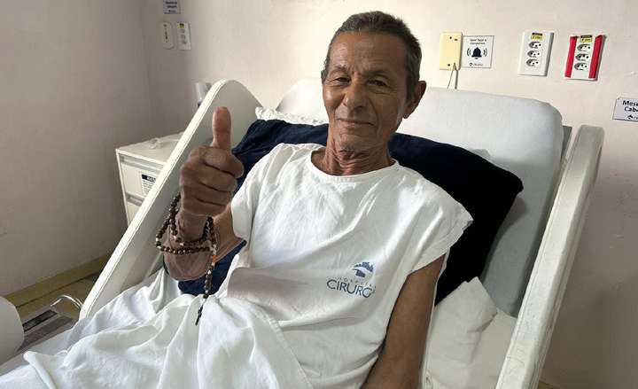 Paciente Antonio Izidio de Lima sorrindo no leito hospitalar