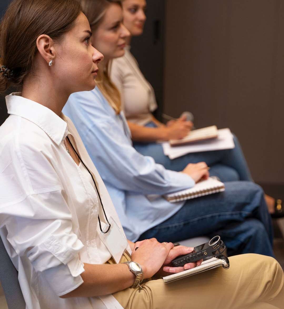 Profissionais fazem anotações durante curso de atualização