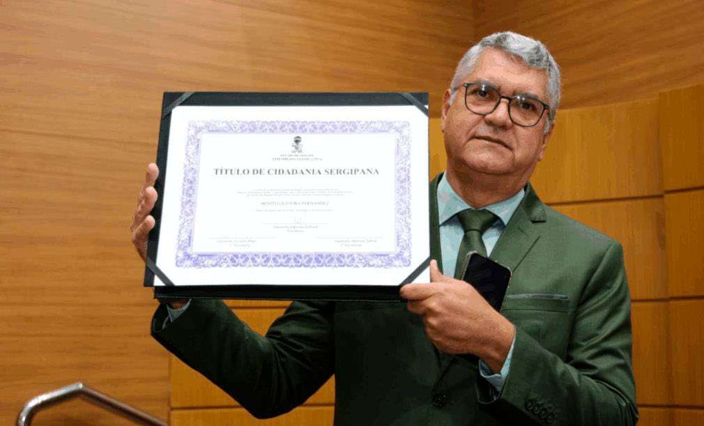 Benito Fernandez exibe o título de Cidadão Sergipano na Assembleia Legislativa