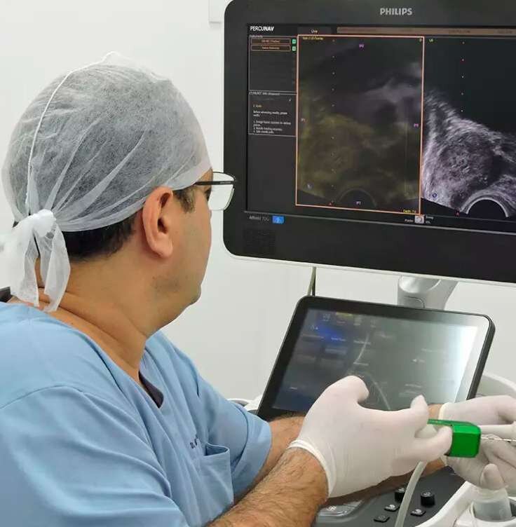 Médico realiza procedimento guiado por ultrassom