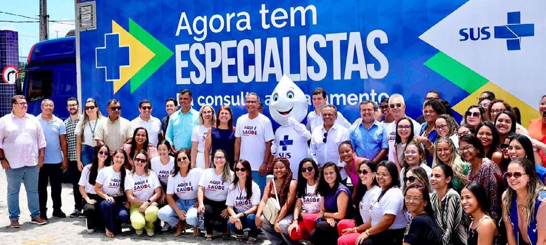 Equipe diante da carreta do Agora Tem Especialistas em São Cristóvão