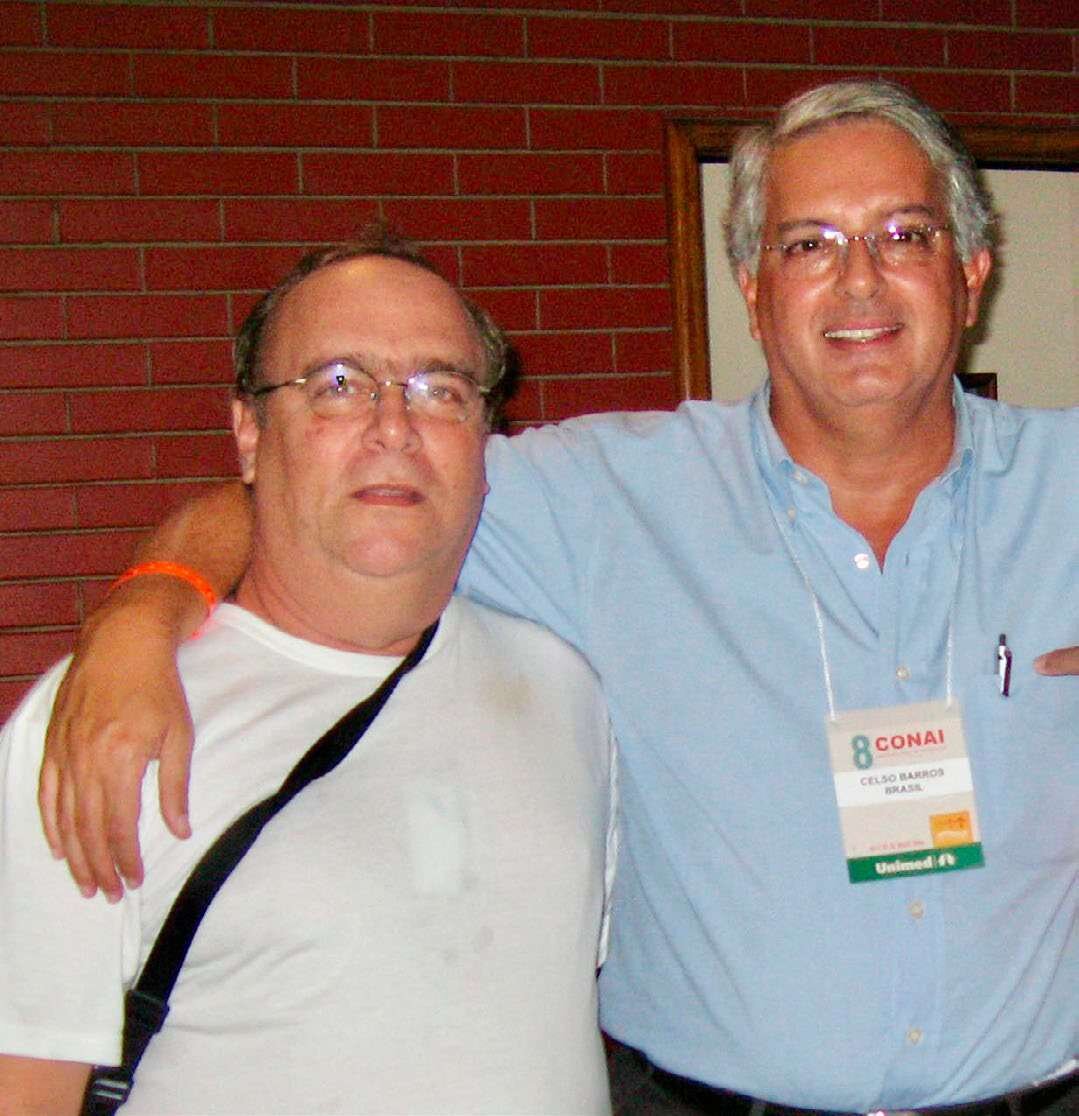 Dois homens abraçados em evento