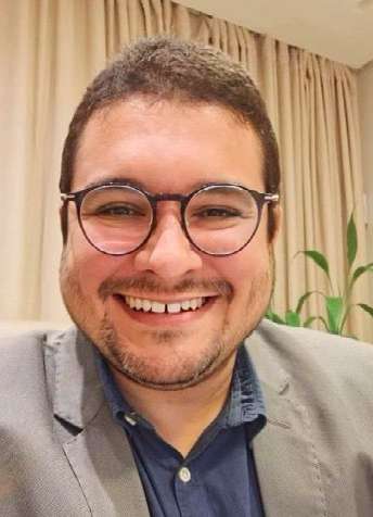 Retrato do psiquiatra César Santiago sorrindo
