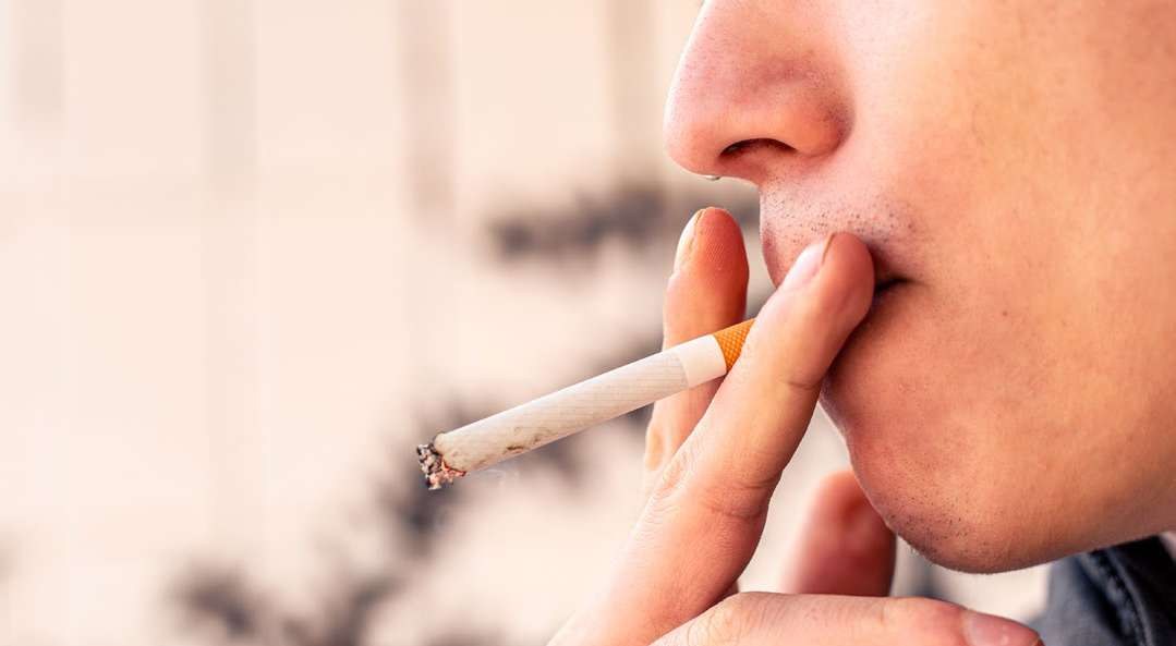 Pessoa fumando cigarro