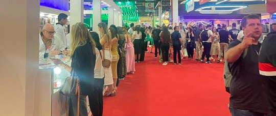 Público circula pela área de exposições do CIOSP
