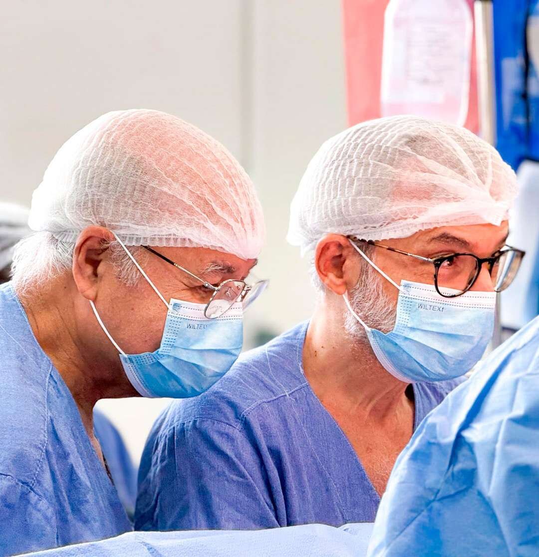 Cirurgiões cardiovasculares em centro cirúrgico
