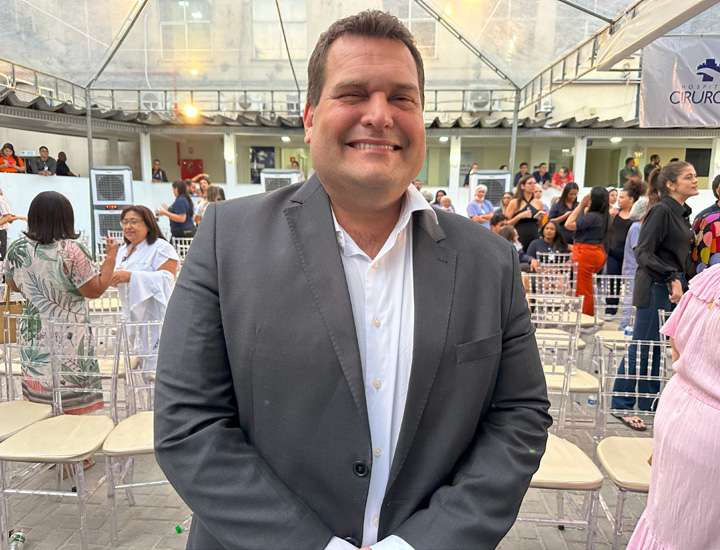 Secretário de estado da Saúde, Cláudio Mitidieri, sorrindo na solenidade do Hospital de Cirurgia