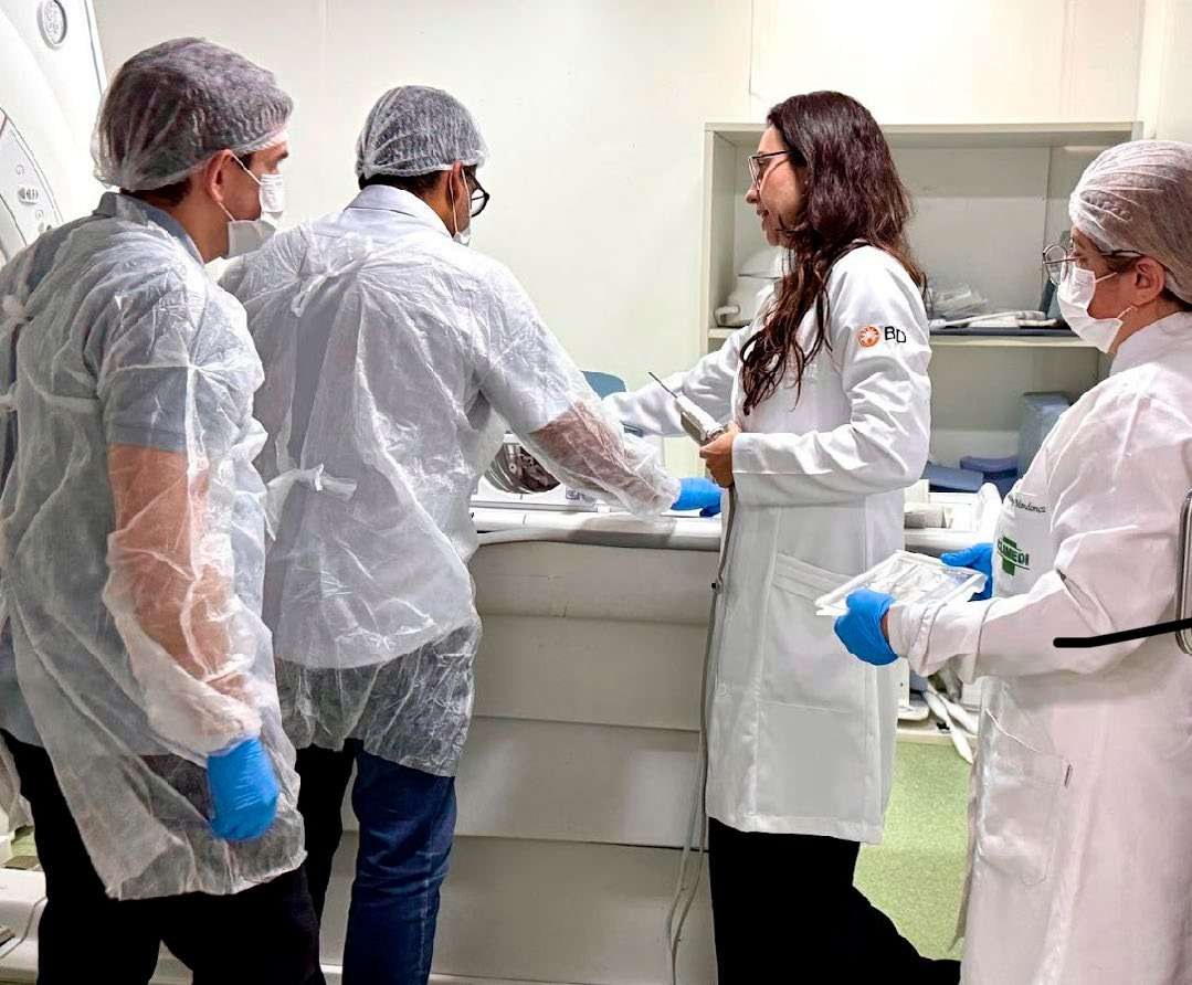 Equipe da Climedi durante a primeira mamotomia guiada por ressonância