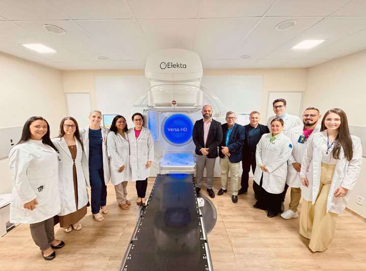 Equipe da Clinradi com o acelerador linear Versa HD