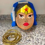 Máscara termoplástica de radioterapia pintada como super-heroína