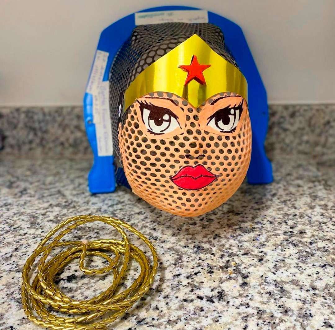 Máscara termoplástica de radioterapia pintada como super-heroína