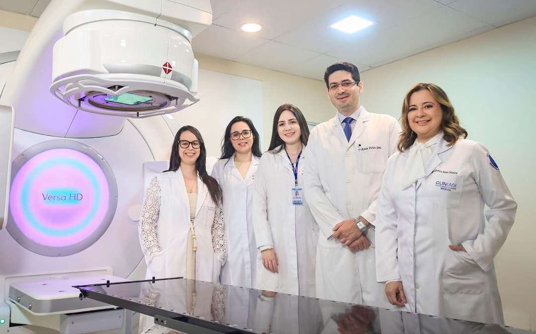 Equipe da Clinradi diante do acelerador linear Versa HD