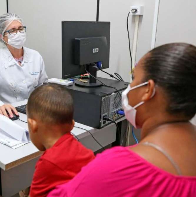 Usuárias são atendidas em setor de marcação de consultas