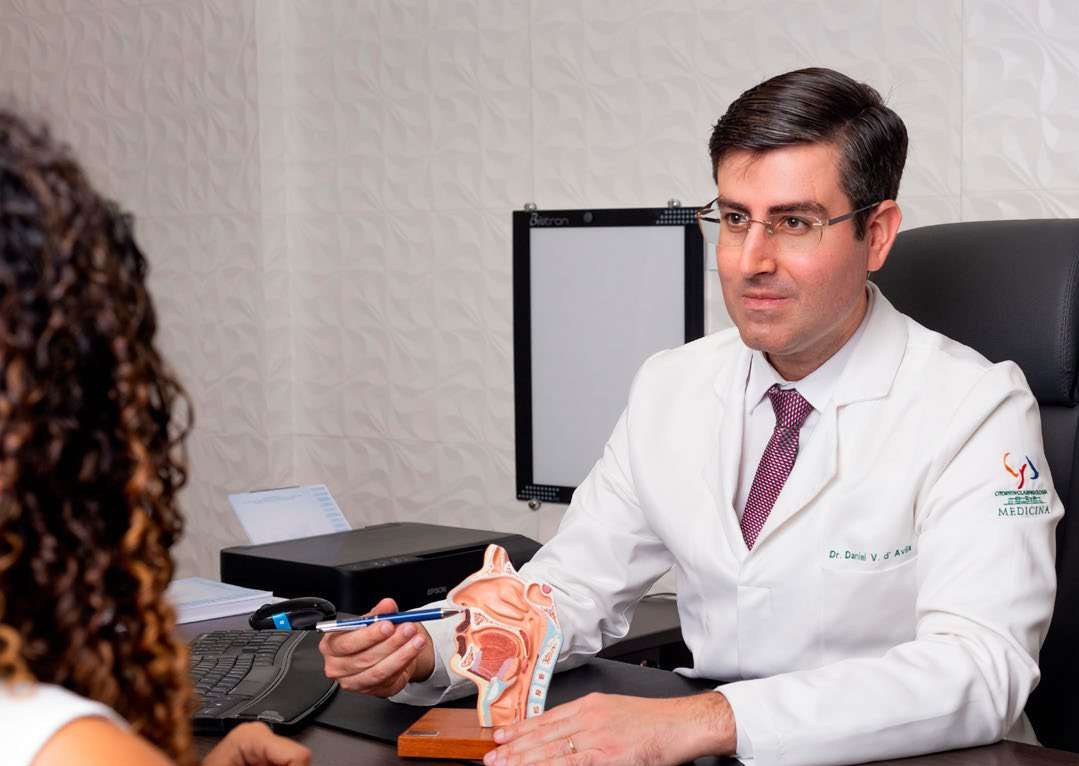 Otorrinolaringologista Dr. Daniel D’Ávila atende paciente em consultório