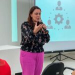 Débora Leite em reunião
