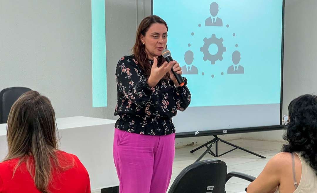 Débora Leite em reunião