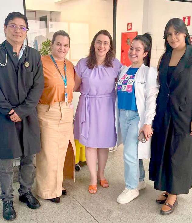 Secretária Débora Leite com equipe do Hospital Nestor Piva