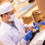 Dentista em atendimento