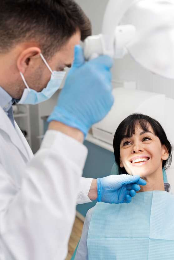 Dentista examina paciente sorridente