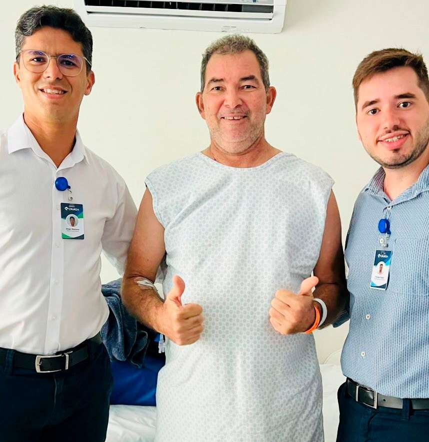 Os médicos Diego Marques e Thyago Najar com o paciente Valmir Menezes