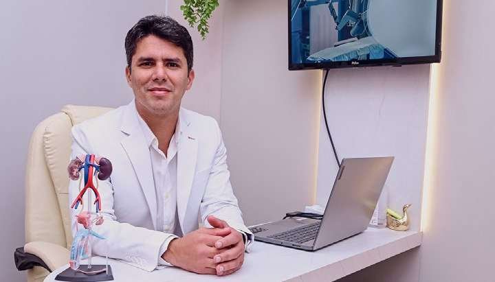 Dr. Diego Marques, uro-oncologista, em seu consultório