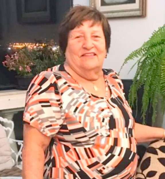 Dona Natália Sobral Prado Dias sorridente em sua casa