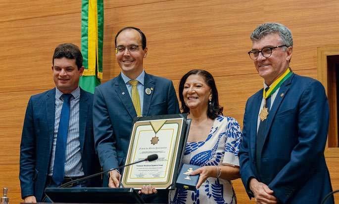 A homenagem foi entregue durante sessão especial presidida pelo vice-presidente da Assembleia