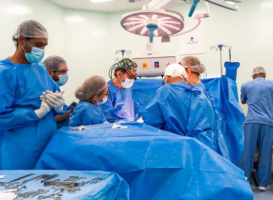 Equipe do Grupo Kelly durante cirurgia de correção de extrofia de bexiga no Hospital de Ci