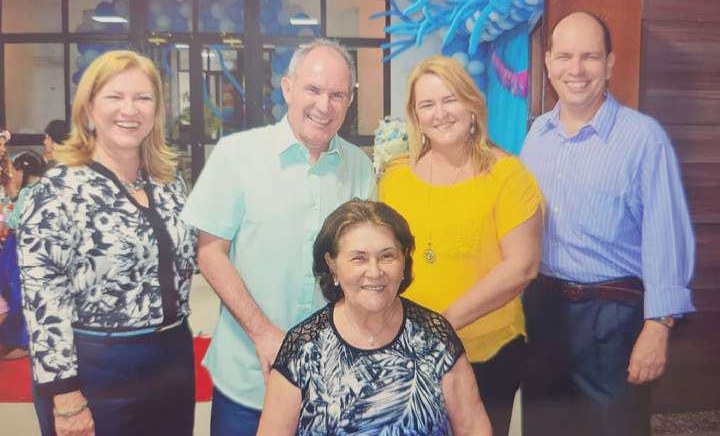Ao lado da sua mãe, Dona Terezinha, e irmãos Genessy Lima Barreto, Mônica Lima Barreto e Aurélio Lima Barreto