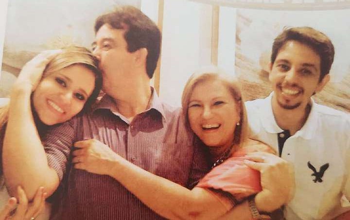 Na foto ao lado do esposo Luiz Valdo e filhos Eduardo e Thais