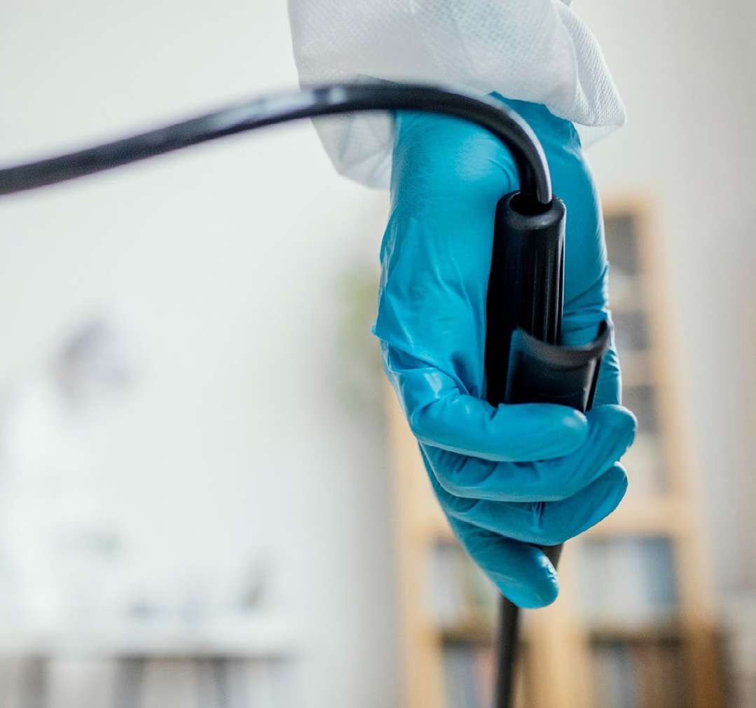 Mão com luva segurando aparelho de endoscopia