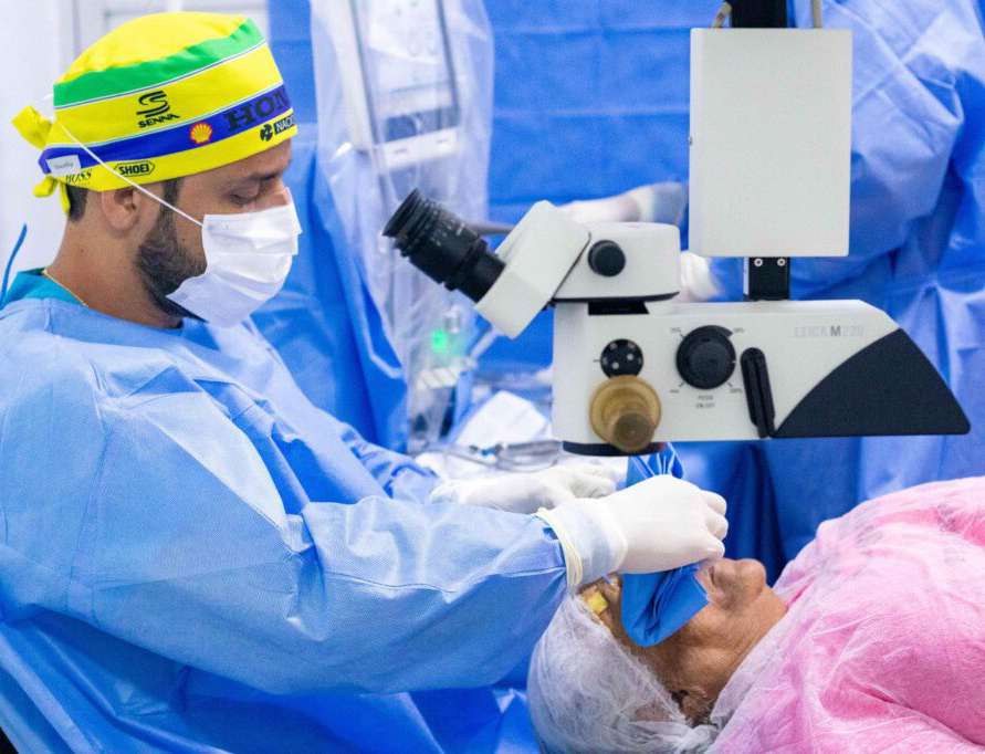 Cirurgião oftalmologista opera paciente com microscópio