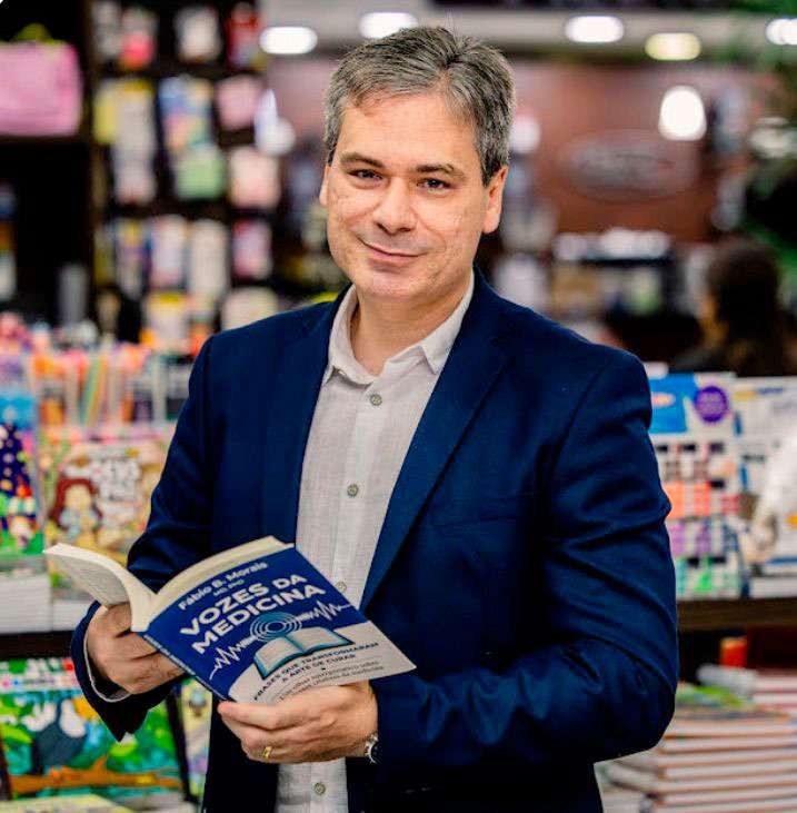 Médico oftalmologista Fábio Morais com o livro Vozes da Medicina