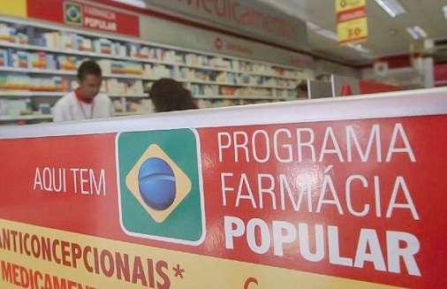 Fachada de farmácia com placa do Programa Farmácia Popular