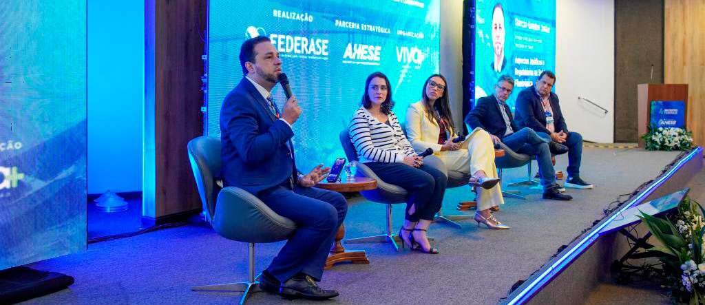 Debatedores no palco do encontro da Federase, no auditório do TCE-SE