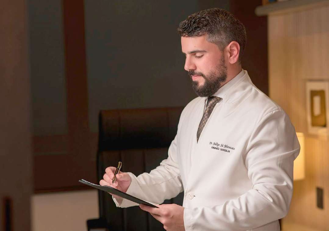 Cirurgião vascular Dr. Fellipe Sá Menezes em consultório